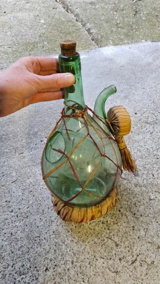 Bottiglia vino verde vintage con corda e paglia