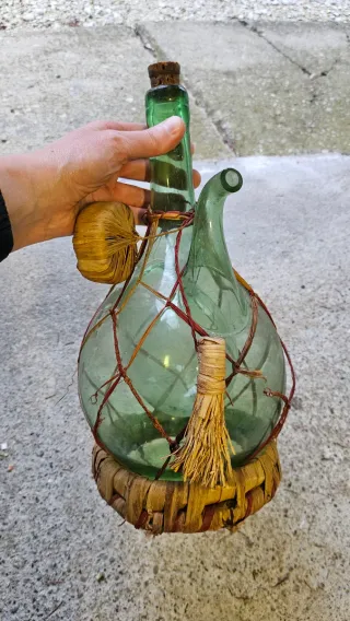 Bottiglia vino verde vintage con corda e paglia