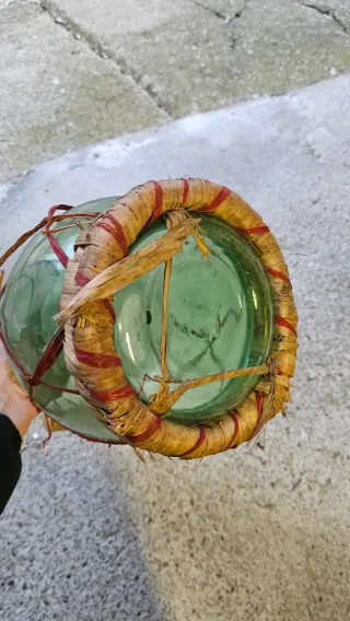 Bottiglia vino verde vintage con corda e paglia