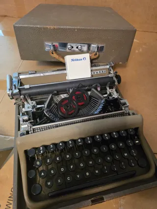 Macchina da scrivere Olivetti