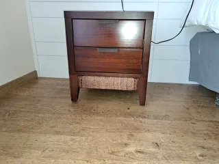 Cabecero de cama ,dos mesitas ,y comoda con espejo