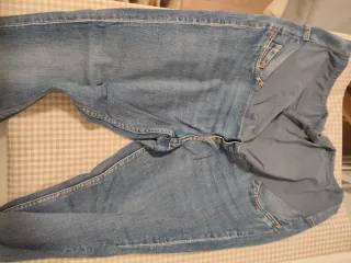 Pantalón premamá azul corresponde a una 46
