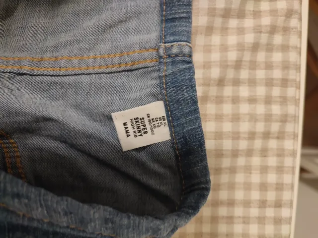 Pantalón premamá azul corresponde a una 46