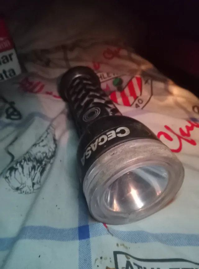 linterna led profesional sumergible  marca Cecasa