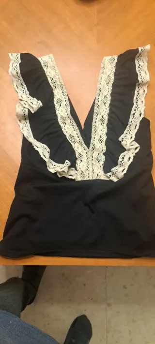 Top negro con encaje beige