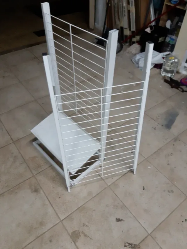 Estantería metálica blanca