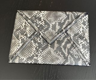 Cartera de mano efecto piel serpiente