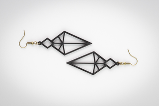 Pendientes geométricos negros y dorados