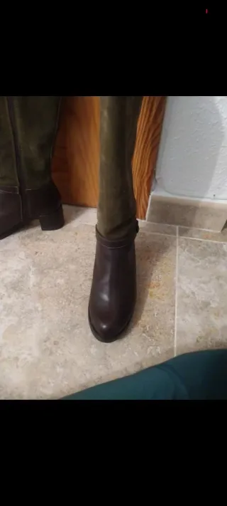 Botas altas marrones y verde oliva. No sé la marca