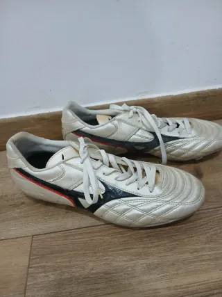 Zapatillas Fútbol Mizuno Crema, Rojo y Negro