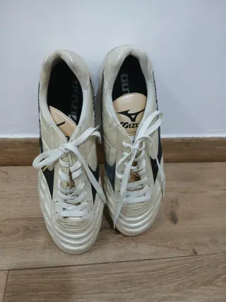 Zapatillas Fútbol Mizuno Crema, Rojo y Negro