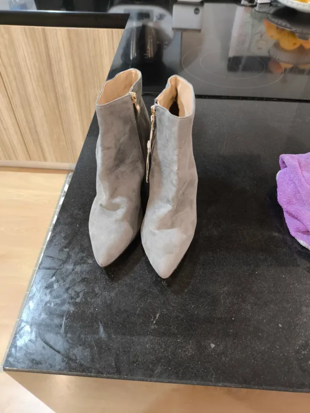 Botines grises de tacón