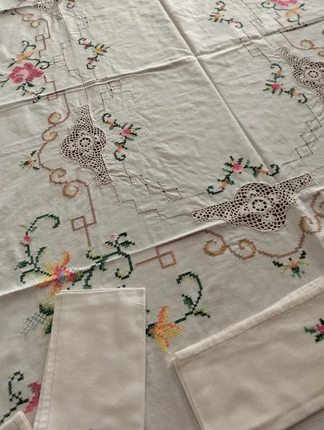 Tovaglia vintage anni '60 ricamata