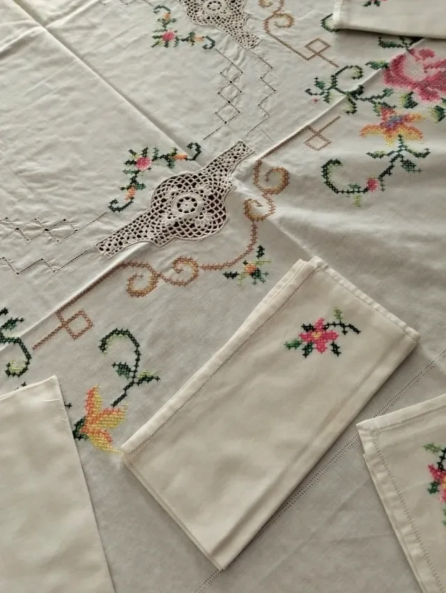 Tovaglia vintage anni '60 ricamata