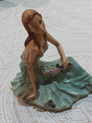 Figura Dama Vestido Verde Flores
