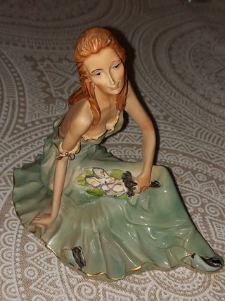 Figura Dama Vestido Verde Flores