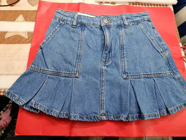 Falda vaquera corta con pliegues