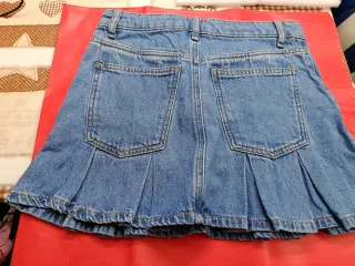 Falda vaquera corta con pliegues