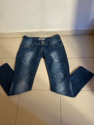 Pantalones vaqueros desgastados