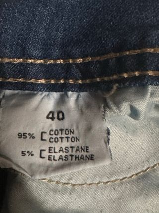 Pantalones vaqueros desgastados