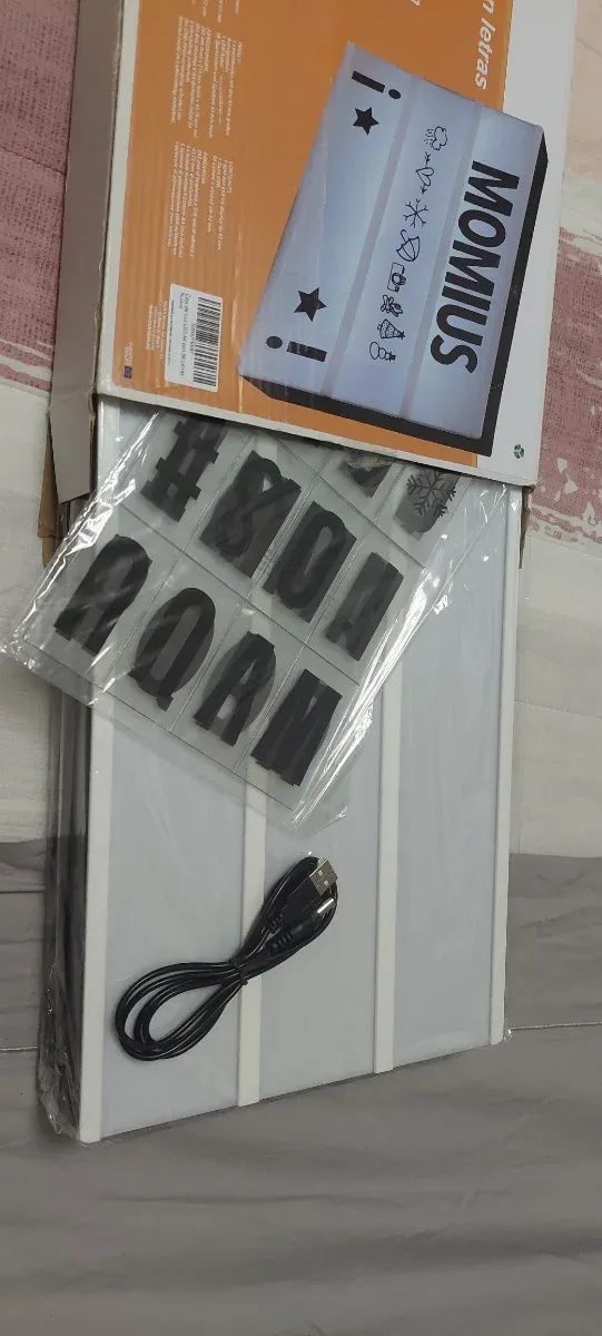 Caja de luz LED Momius con letras