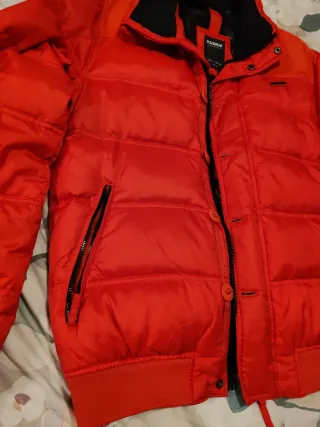 Plumas Pull&Bear Rojo Talla L