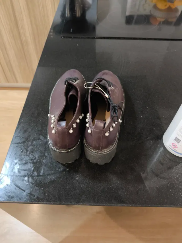 Zapatos rojos con tachuelas