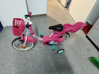 Bicicleta infantil rosa con ruedines