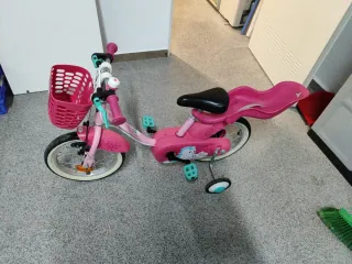 Bicicleta infantil rosa con ruedines