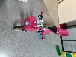 Bicicleta infantil rosa con ruedines