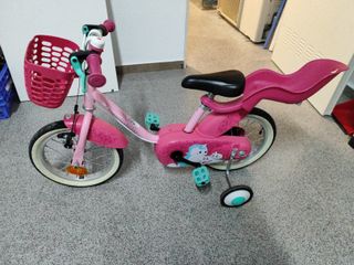 Bicicleta infantil rosa con ruedines