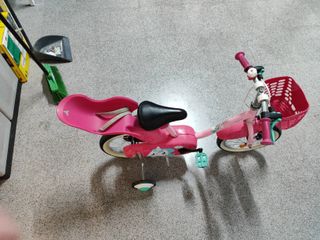 Bicicleta infantil rosa con ruedines