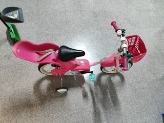 Bicicleta infantil rosa con ruedines