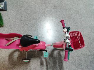 Bicicleta infantil rosa con ruedines