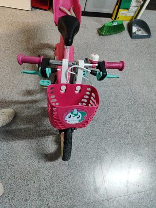 Bicicleta infantil rosa con ruedines