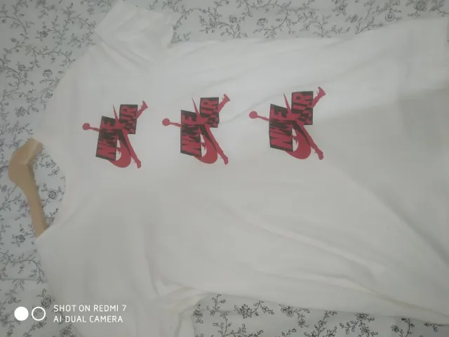 Camiseta blanca con estampado rojo