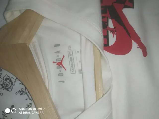 Camiseta blanca con estampado rojo