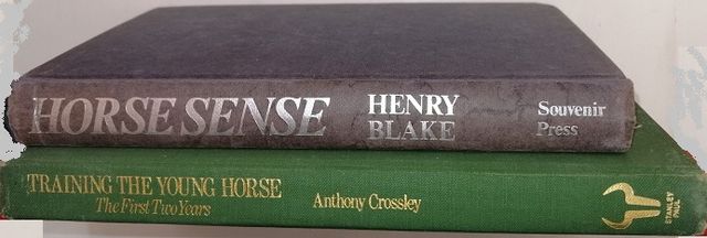 2 livros: Training the Young Horse; Horse Sense
