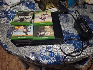 Xbox One Negra + 4 Juegos