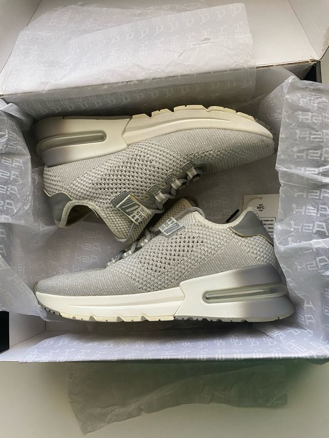 Deportivos grises y blancos