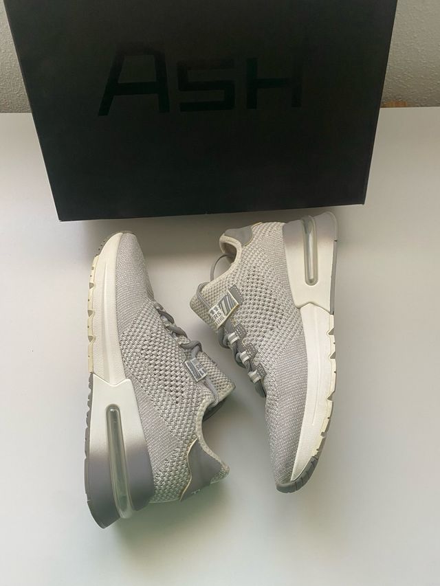 Deportivos grises y blancos