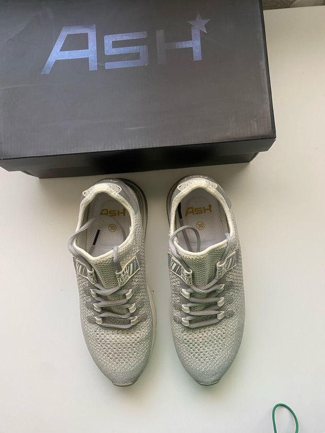 Deportivos grises y blancos