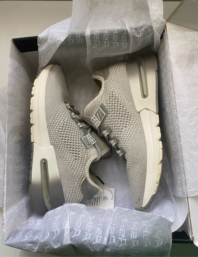 Deportivos grises y blancos