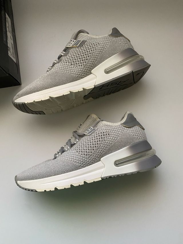 Deportivos grises y blancos