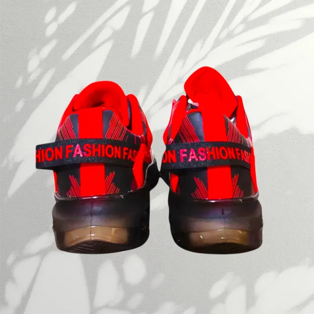 Zapatillas deportivas rojas y blancas a estrenar