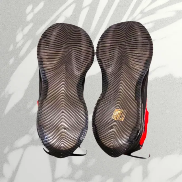 Zapatillas deportivas rojas y blancas a estrenar