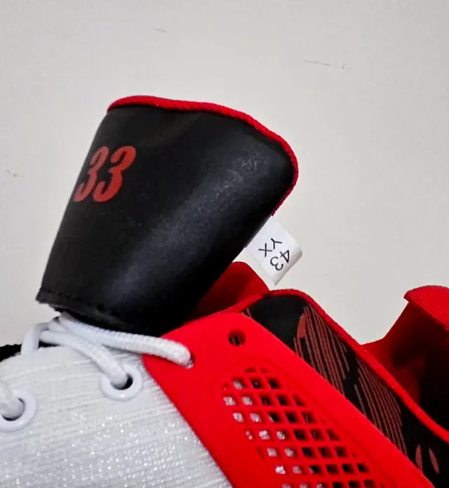 Zapatillas deportivas rojas y blancas a estrenar