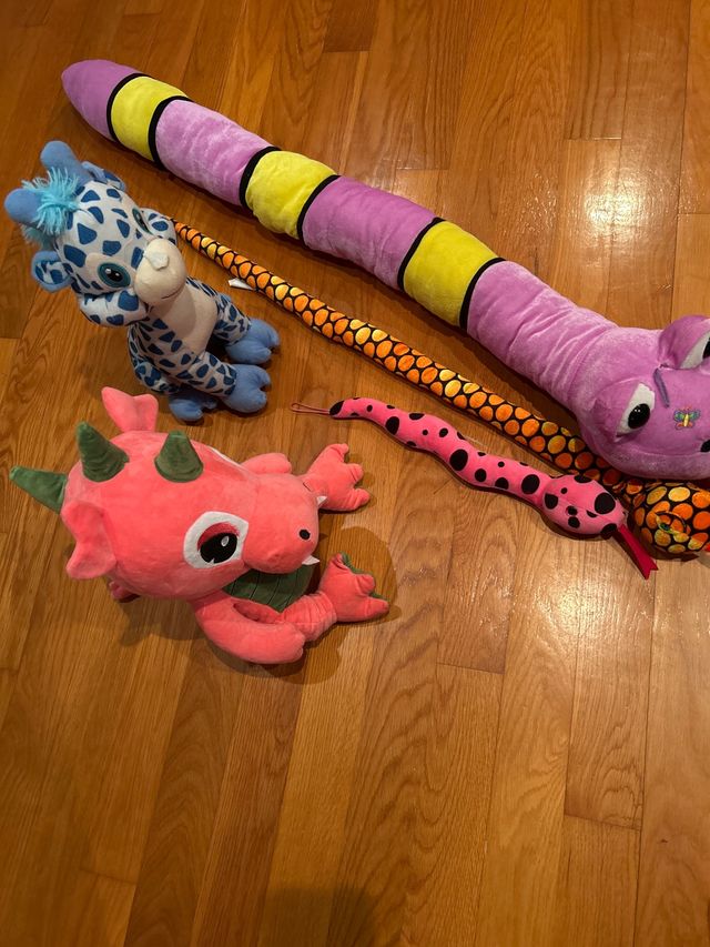 Lote de peluches: serpientes y dragón