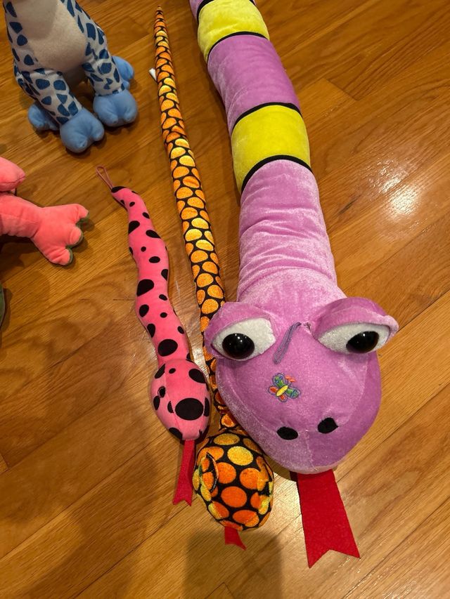 Lote de peluches: serpientes y dragón