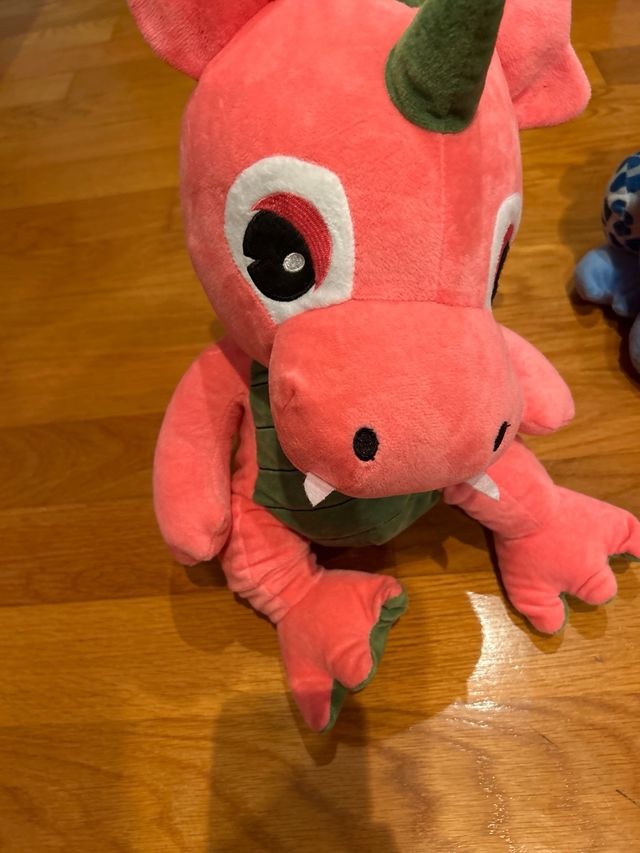 Lote de peluches: serpientes y dragón